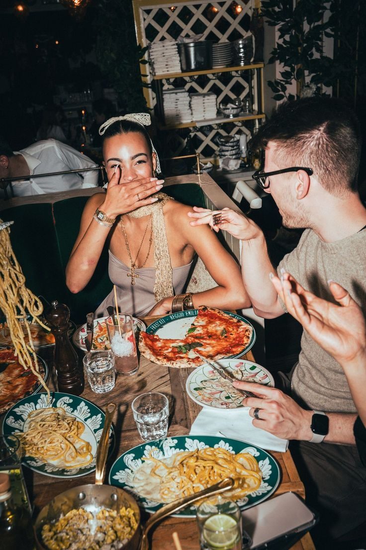 Una tavolata tra amici, pasta e pizza