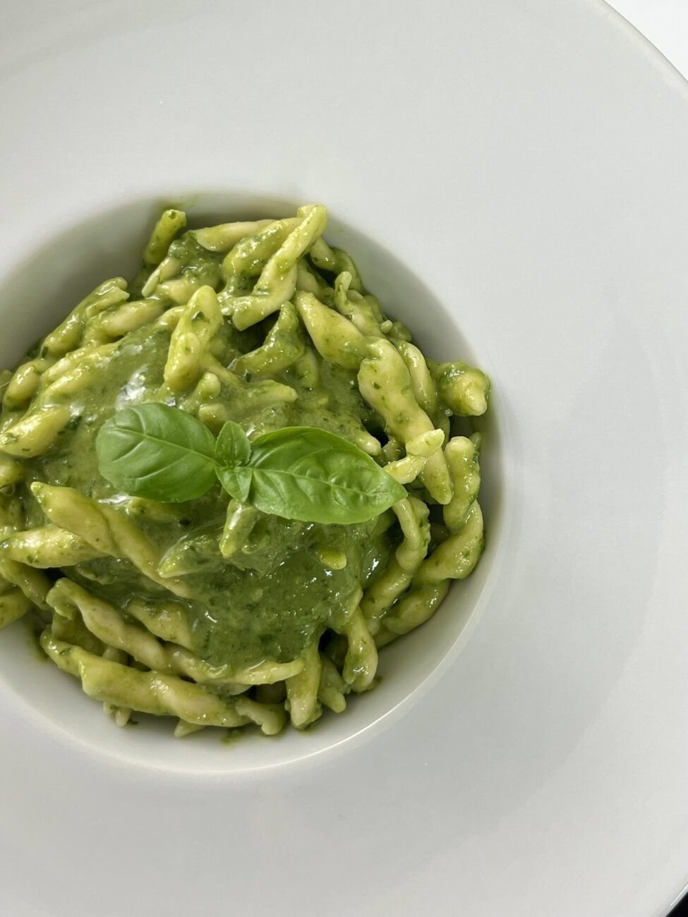 Trofie al pesto con foglie di basilico